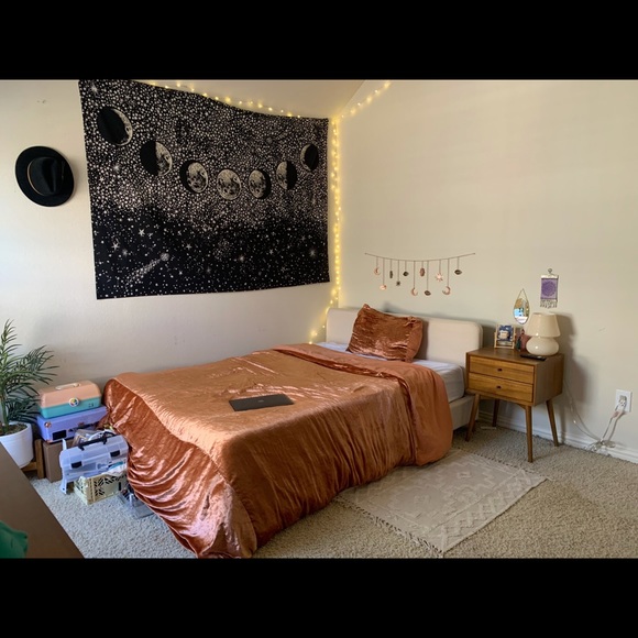 Urban Outfitters Skye Velvet Duvet Cover + 2 Shams - Picture 2 of 2